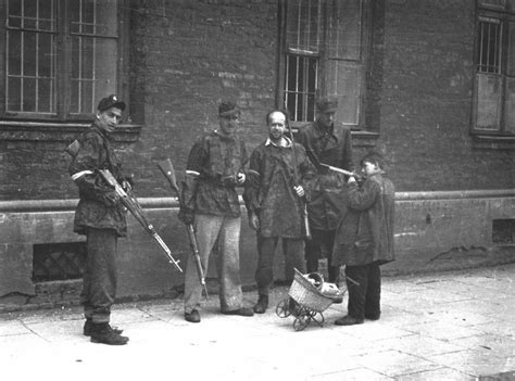 Photos From Behind The Barricades At The Warsaw Uprising 1944 Flashbak