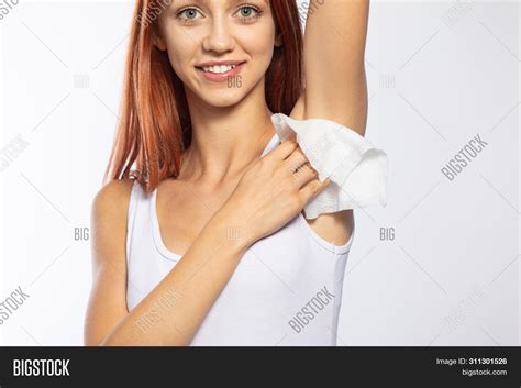 Imagen Y Foto Woman Wiping Armpit Prueba Gratis Bigstock