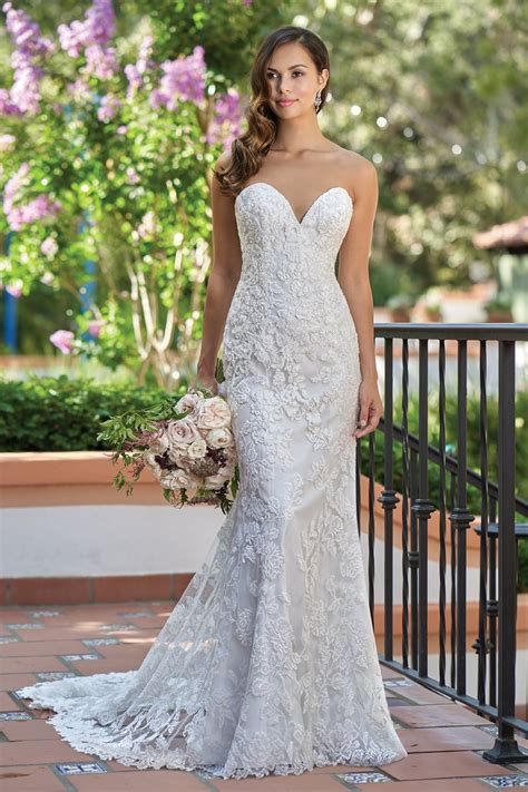 T Romantic Embroidered Lace Strapless Wedding Dress With