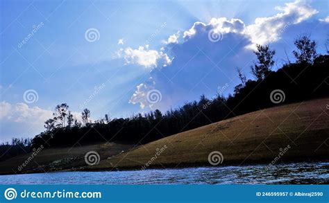 Hermosa Vista Del Lago Pykara Ooty Tamilnadu Impresionante Paisaje De