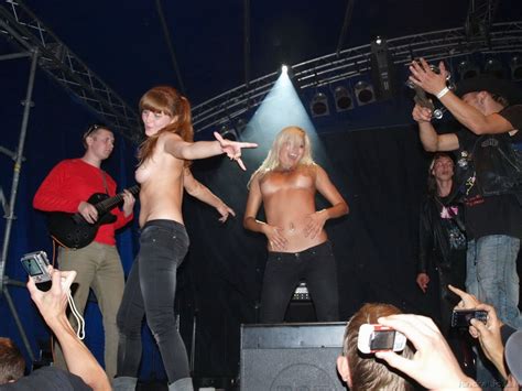 Nude Girls At Concerts Porn Photos