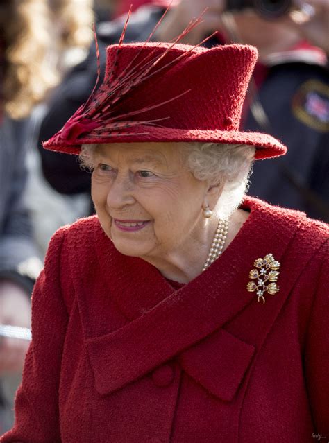 Действующий монарх в пятнадцати государствах содружества: Как всегда, эффектна: 91-летняя королева Елизавета II ...