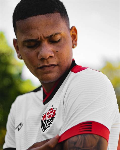 Know where at outfit is from/want to find an outfit we don't have actor: EC Vitoria 2021 Home and Away Shirts | 20/21 Kits ...