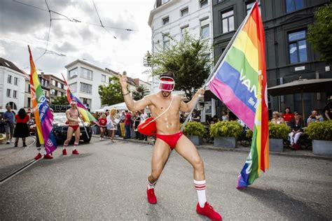 groot feest tijdens kleurrijke antwerp pride antwerpen het nieuwsblad