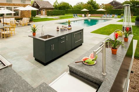 Advantages Of Having An Outdoor Kitchen Island