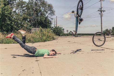 Man Fall Off Bike Geeks And Creatives Of Wisnet