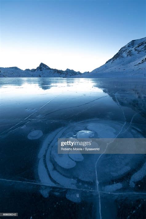 Bubbles Of Ice On The Frozen Lago Bianco Switzerland Stock Foto Getty