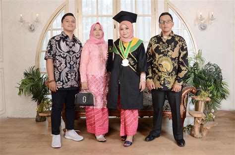 Graduation Photo Foto Keluarga Wisuda Wallpaper Ponsel