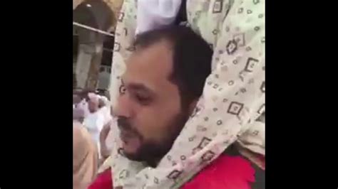 شاهد هذا الحاج يحمل أمه على أكتافه ويطوف بها Youtube