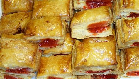 Give me one of these and a cordadito and it's feels like heaven! cuban custart dessert | Pastelitos de Guayaba / Guava ...