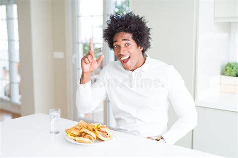 Afroamericano Hambriento Hombre Comiendo Hamburguesa Para El Almuerzo