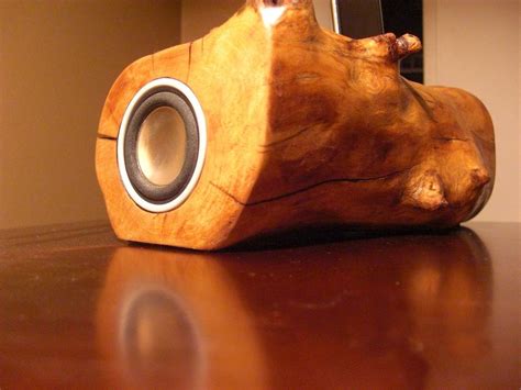 Handmade Wooden Ipod Dock Speaker Gadgetsin