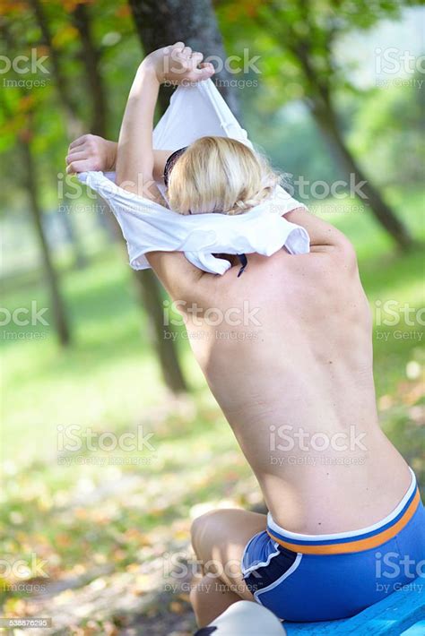 美しい少女オフシャツはまるで公園のベンチに座る 2015年のストックフォトや画像を多数ご用意 2015年 シャツ ベンチ Istock