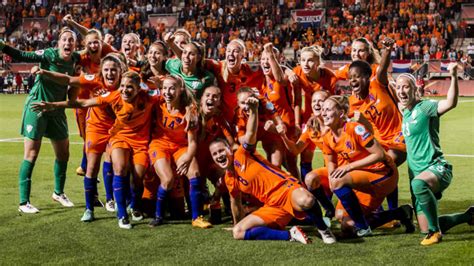 In deze aflevering van 'even bellen met' en wordt het een succes voor het nederlands elftal? Oranje voor het eerst in historie in EK-finale | NOS