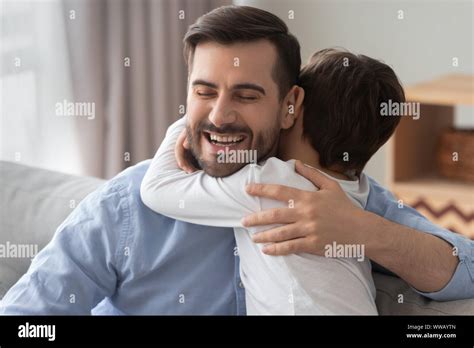 Cute Kid Hijo Afectuoso Abrazo Papá Felicitar En El Día Del Padre