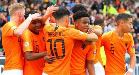 قائمة منتخب هولندا في كأس الأمم الأوروبية يورو 2020. أبناء المهاجرين المغاربة يقودون منتخب هولندا للفوز بكأس ...