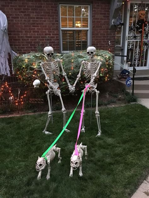 33 Awesome Front Yard Halloween Decoration Ideas Trend In 2019 Halloween Skeletons Fun