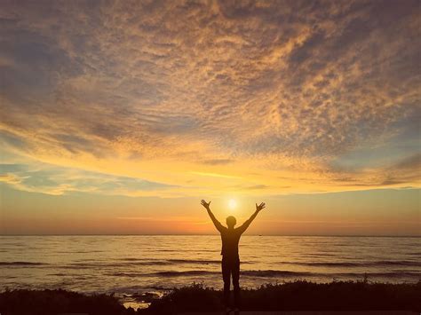 Silueta Hombre En Pie Orilla Del Mar Puesta De Sol Chico