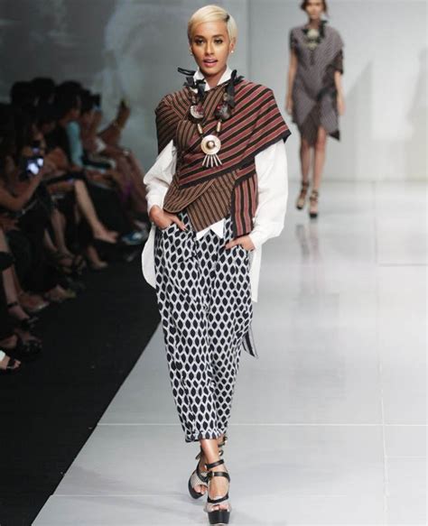 Untuk itu, sudah menjadi kebanggaan. Kebaya Lurik Hijab - Ceria Bulat n