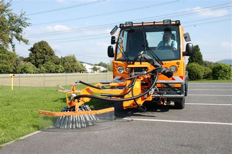 Multicar is the only brand that has survived from the east german ifa vehicle industry which still produces its own vehicles. Multicar FUMO Carrier H mit Wildkrautbürste | Bauhof-online.de