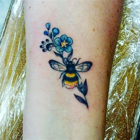 Pin By Helena Hartmeyer On Tattoos Bee Tattoo Bee And Flower Tattoo