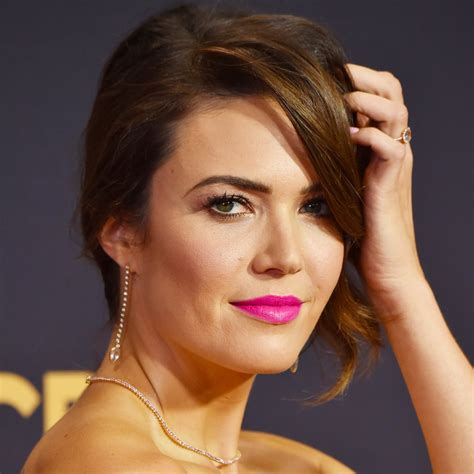 Mandy Moore S Hair Makeup And Nails At The 2017 Emmys Popsugar Beauty