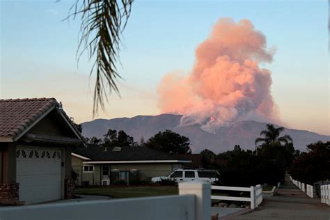 Southern California Wildfire Prompts Evacuations School Closings Cbs