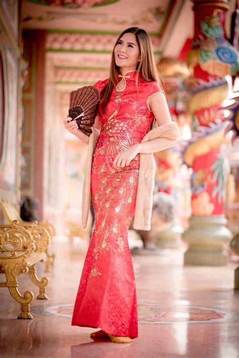 Die Asiatische Chinesin Auf Traditionellen Chinesen Stockfoto Bild Von Kleidung Porzellan
