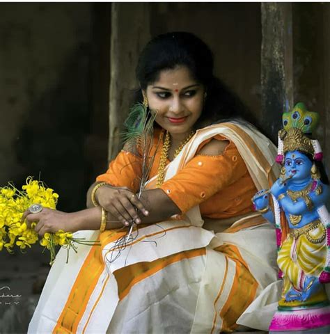 Beautiful Kerala Girls In Traditional Set Saree