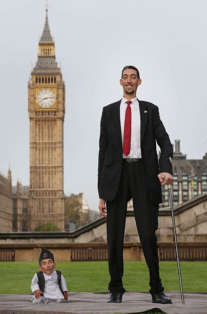 Worlds Tallest And Shortest Men Meet For Guinness World Records Day