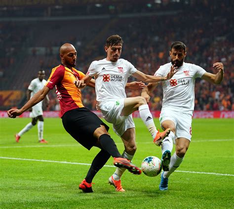 Süper lig'in kalbi sivas'ta atacak, şampiyonluk yarışı veren aynı puandaki sivasspor ile galatasaray kozlarını. ÖZET İZLE: Galatasaray 3-2 Sivasspor Maç Özeti ve Golleri ...