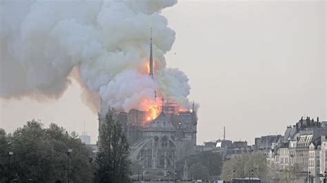 DELMAGYAR Kigyulladt a párizsi Notre Dame
