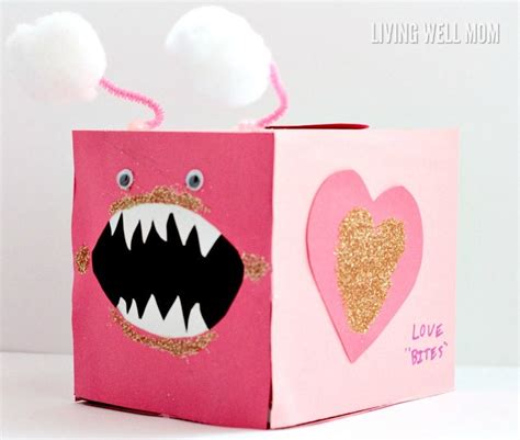 Today i'd like to share a matching valentine set with you. "Love Bites" Valentine Card Box