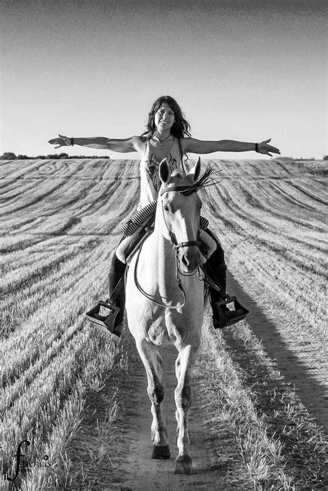 Fotografía En Blanco Y Negro Mujer Con Los Brazos En Cruz Montando A Caballo Fotografia