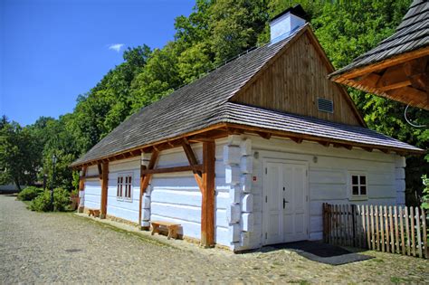 무료 이미지 잔디 건축물 건물 늙은 기념물 마을 시골집 정면 재산 농가 빨대 폴란드 통나무 오두막집