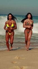 De biquíni Gracyanne Barbosa e Eva Andressa dão corridinha na praia