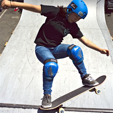 Supergirl Skate Pro 2016 vertical ramp skateboarding contest