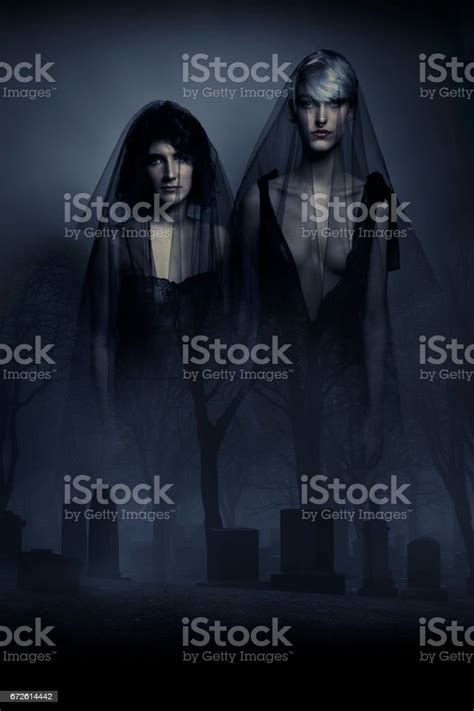 Lesbianas Espeluznantes Fantasmas Ceremonia En Cementerio Oscuro Y