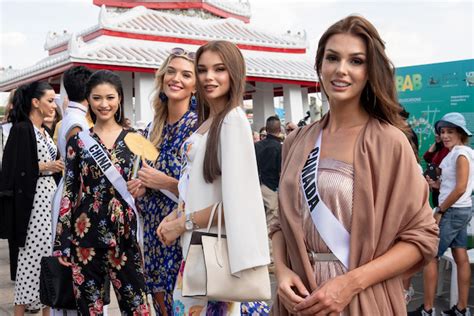Marta Magdalena Stepien Miss Universe Canada 2018 Visits Wat Arun