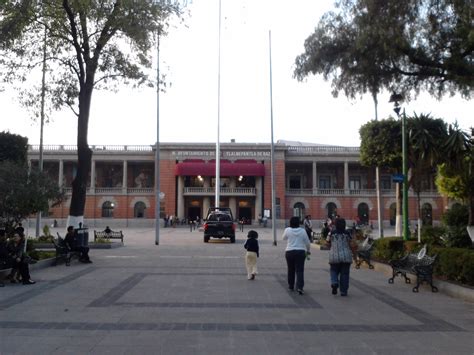 Proviene de tlalli que siginifica tierra y de nepan que significa en medio tlalnepantla de baz. Palacio Municipal de Tlalnepantla - Área Conurbada de la ...