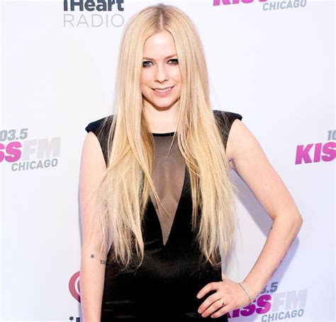 Avril Lavigne Updates Fans On Lyme Disease Battle In New Pic Us Weekly