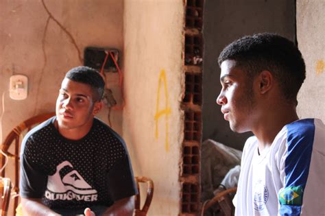 Vida De Luta O Sonho Dos Gêmeos Catadores No Lixão De Teresina De Jogar No Flamengo Oitomeia