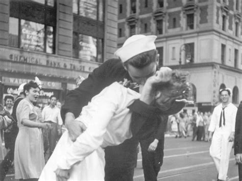 Morto Mendonsa Il Marinaio Del Bacio A Times Square Swi Swissinfo Ch