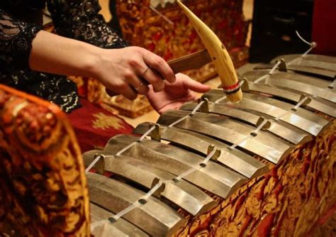 Contoh alat musik ritmis beserta gambar. Seni Kriya: Sejarah, Fungsi, Unsur, Jenis, Teknik & Contohnya!