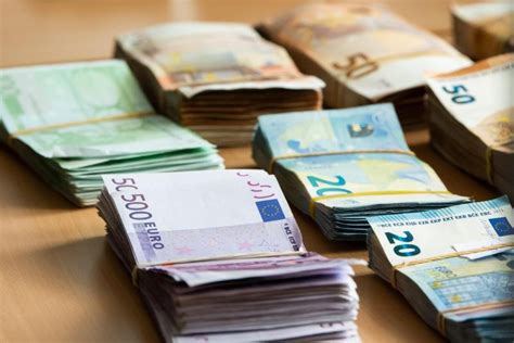 Die abschaffung des 500 euro scheins. 500 Euro Scheine Auf Tisch : Funf Euro Scheine Auf Den ...