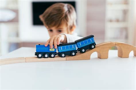 Niño Jugando Con Tren De Juguete Foto Gratis