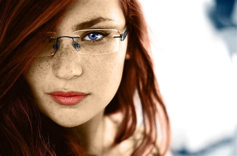 빨간 머리 파란 눈 안경 여자들 주근깨 얼굴 안경을 든 여성 빨간 립스틱 모델 뷰어를보고 초상화 HD 배경 화면 Wallpaperbetter