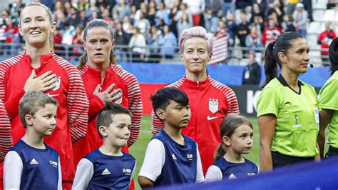 Why Us Soccer Star Megan Rapinoe Doesnt Sing The National Anthem Abc
