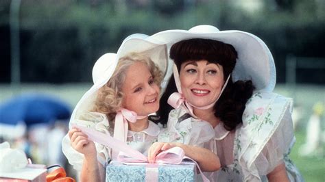 Faye Dunaway Isnt Sure Making Mommie Dearest Was A Good Move For