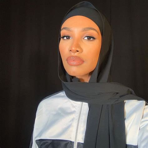 pertama kalinya wanita keturunan somalia ini jadi model hijab burberry